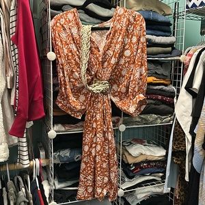 A full outfit. Size L Dresss fits like a medium, shoe 5.5 women, belt M/L.